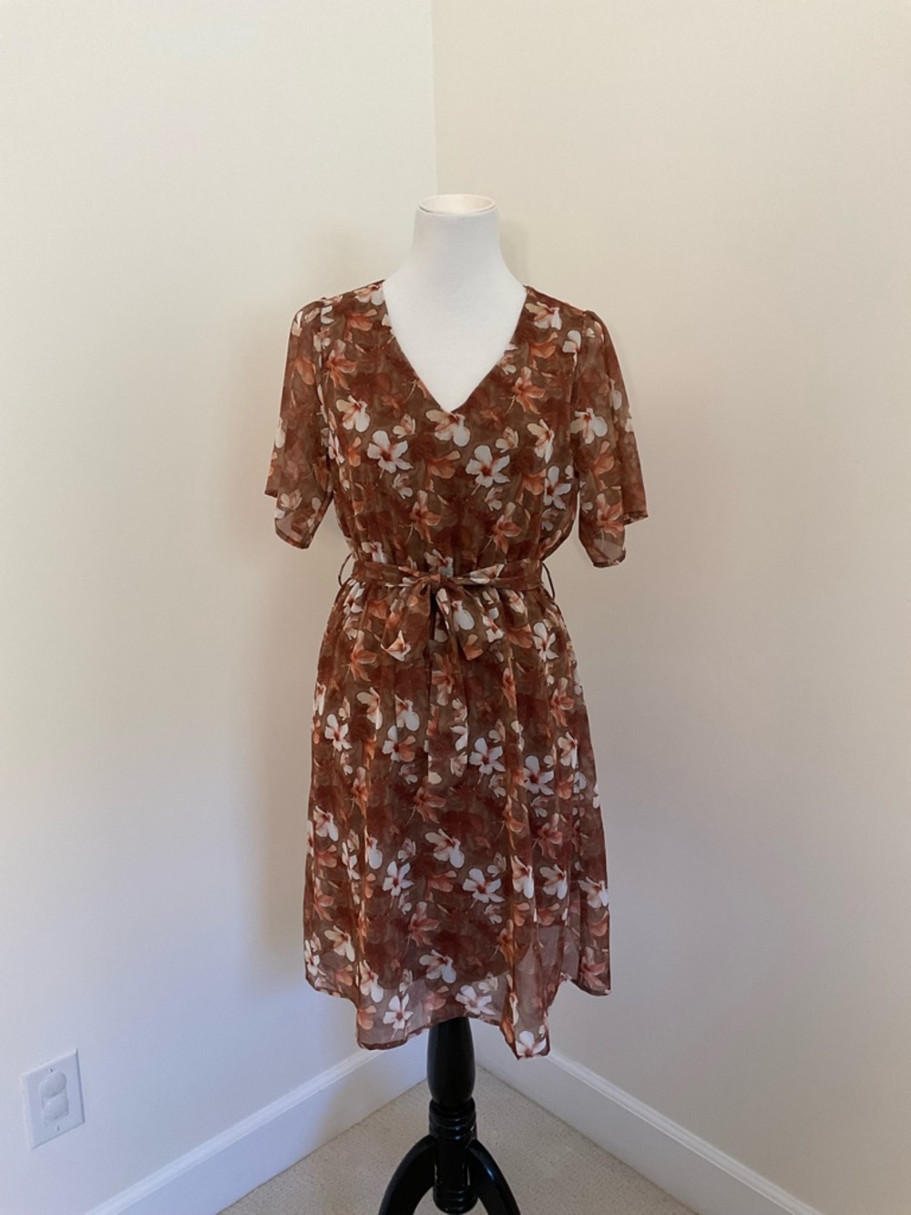 NWT Gilli Brown Floral Short-Sleeve Midi Dress